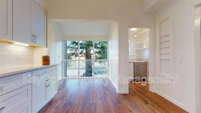 Building Photo - 450 28th Ave