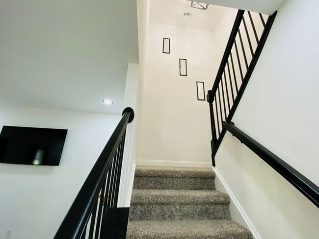 Building Photo - 326 2nd Ave