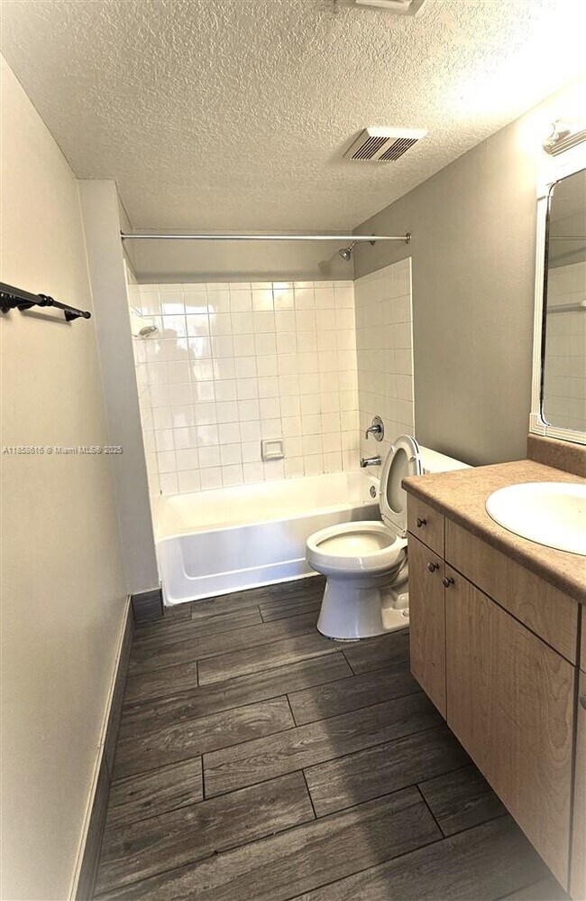 Building Photo - 816 Villa Cir