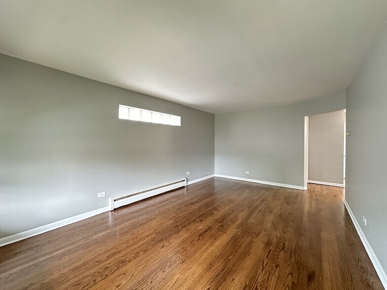 Building Photo - 5837 W Addison St