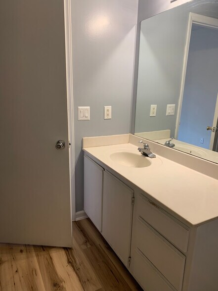 Building Photo - Room in Condo on Carlton Ave