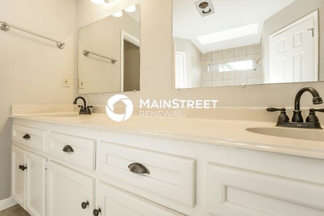 Building Photo - 4 Bedroom Pet-Friendly Home in Houston, TX with Main Street Renewal