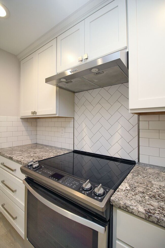 Building Photo - Freshly Remodeled Sprawling 3 Bed, 2 Bath ...