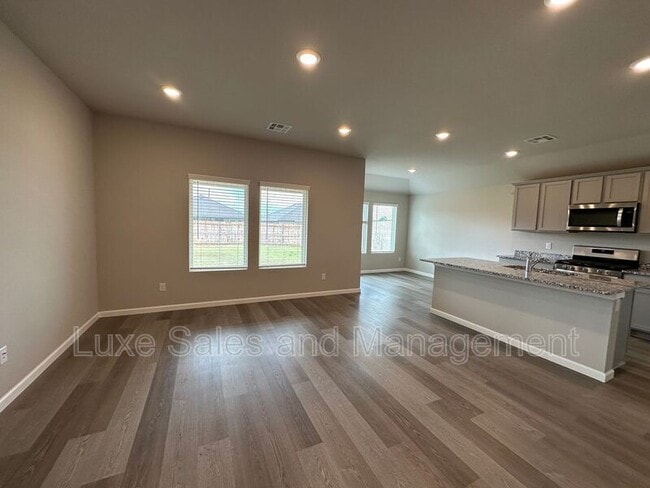 Building Photo - 10516 SW 41st Pl