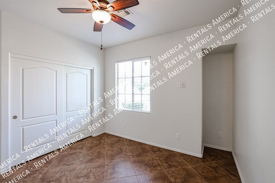 Building Photo - 5907 S 56th Dr