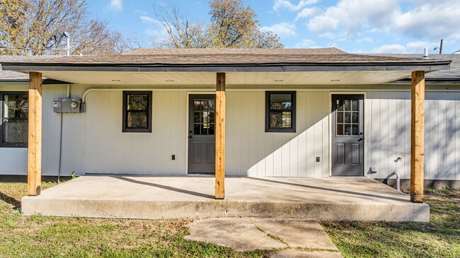 Building Photo - 925 C Three Bedroom Duplex