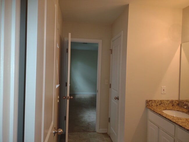 Building Photo - Super Four bedroom home in Northeast Columbia!