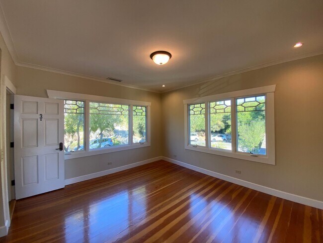 Building Photo - Enchanting 1-Bedroom, 1-Bath Oasis with Stunning Views