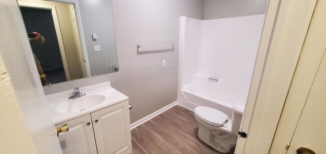 Building Photo - 829 W. Seventh Street Apt #8