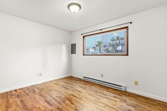 Building Photo - 121 SE 30th Pl