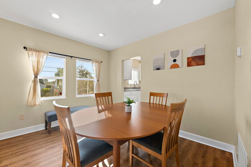 Building Photo - 126 E 43rd St