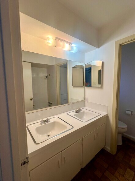 Building Photo - 3838 Glen Arbor Dr