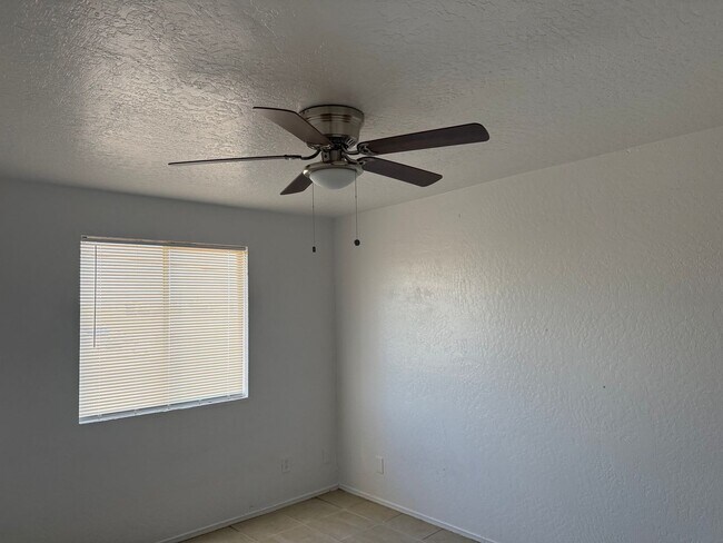 Building Photo - 2 Bedroom Phx. Condo