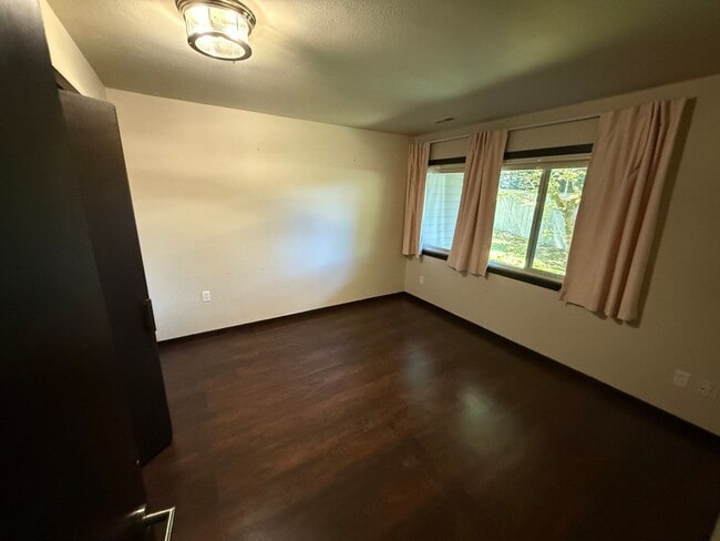 Building Photo - Beautifully Updated Spacious Townhome!