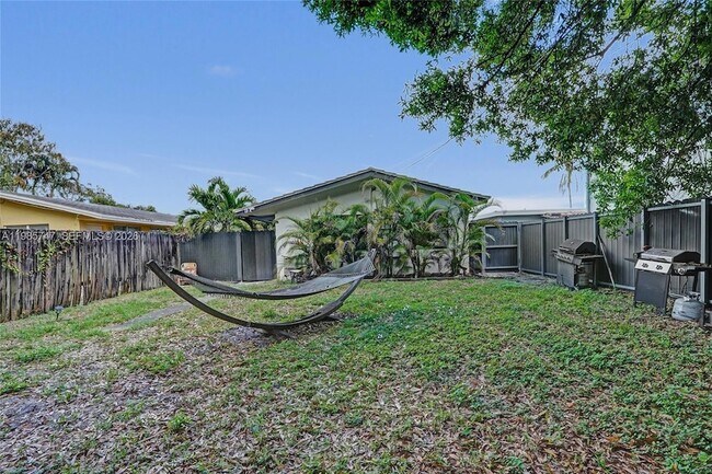 Building Photo - 754 NE 40th St