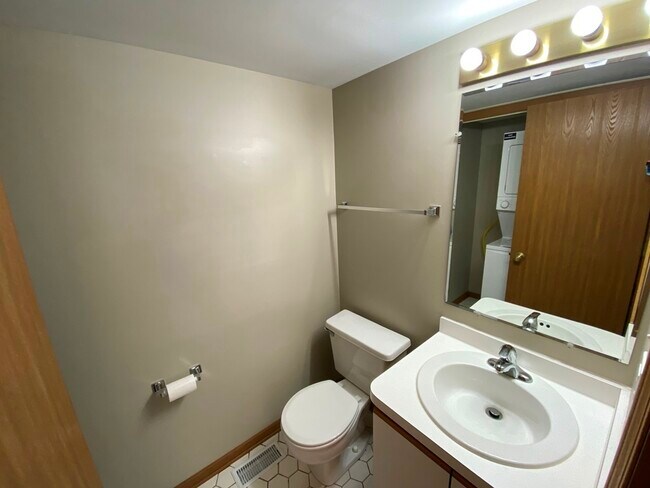 Building Photo - 3503 Willowview Ct
