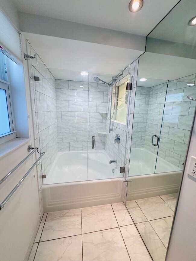Building Photo - 1 Bedroom 1 Bath Ocean View Condo - Steps from Fort Lauderdale Beach!