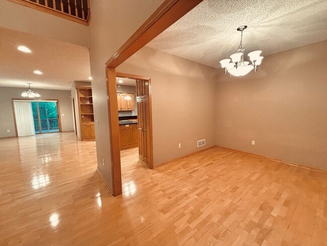 Building Photo - Huge 5 bed home located in Maple Grove!