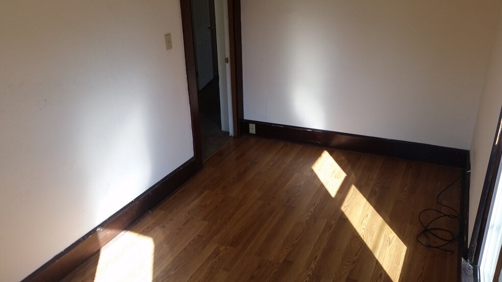 Building Photo - 315 S Maple St