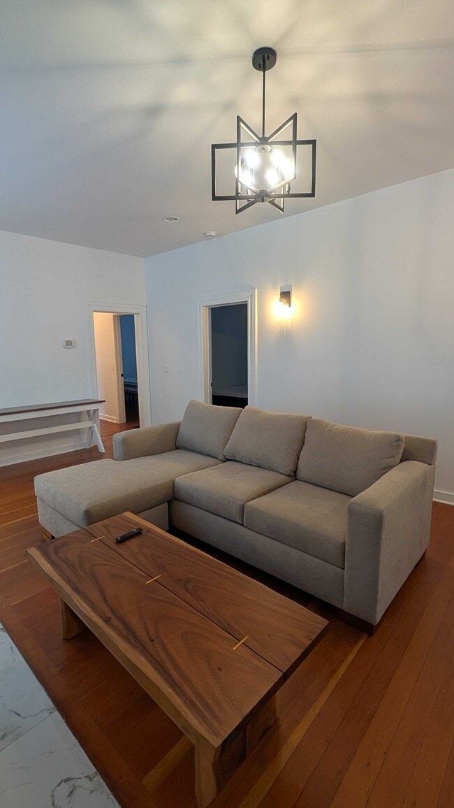 Building Photo - 405 N Cloverdale Blvd