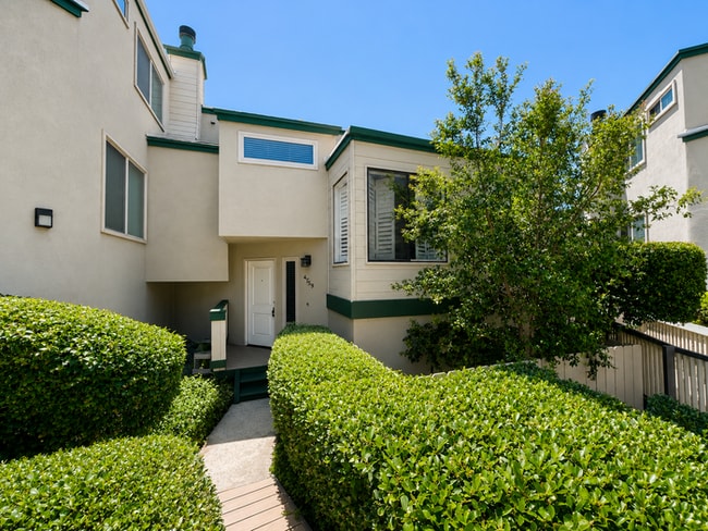 Building Photo - Coastal Townhome Near Beach, Bay & Kate Sessions Park – 2 Bed / 2.5 Bath