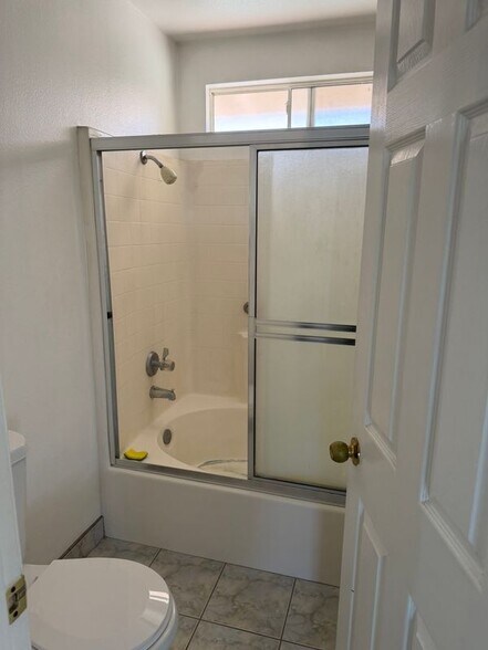 Building Photo - 4246 La Rica Ave