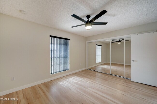 Building Photo - 10144 W Cheryl Dr