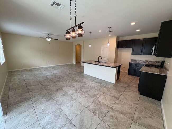 Building Photo - SE Visalia home Available Now!