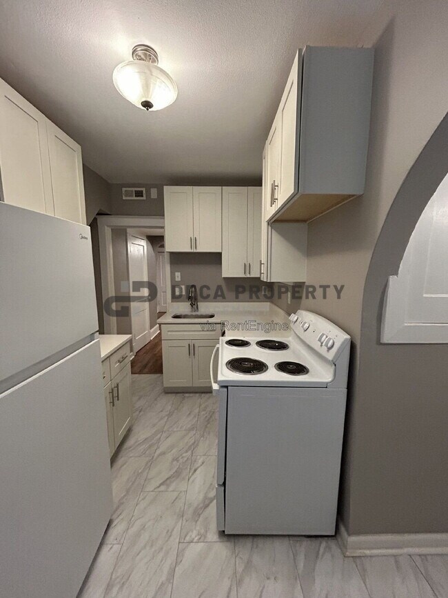 Building Photo - 6822 Waldemar Ave