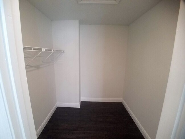 Building Photo - Stunning All Upgraded 2/2 Condo x Rent @ Winter Park Village next to Full Sail !