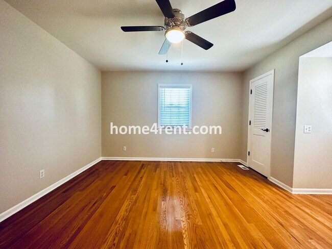 Building Photo - Cozy Ranch Home in Shawnee w/ Plenty of Natural Light, Wood Floors Throughout and an Updated Kitc...