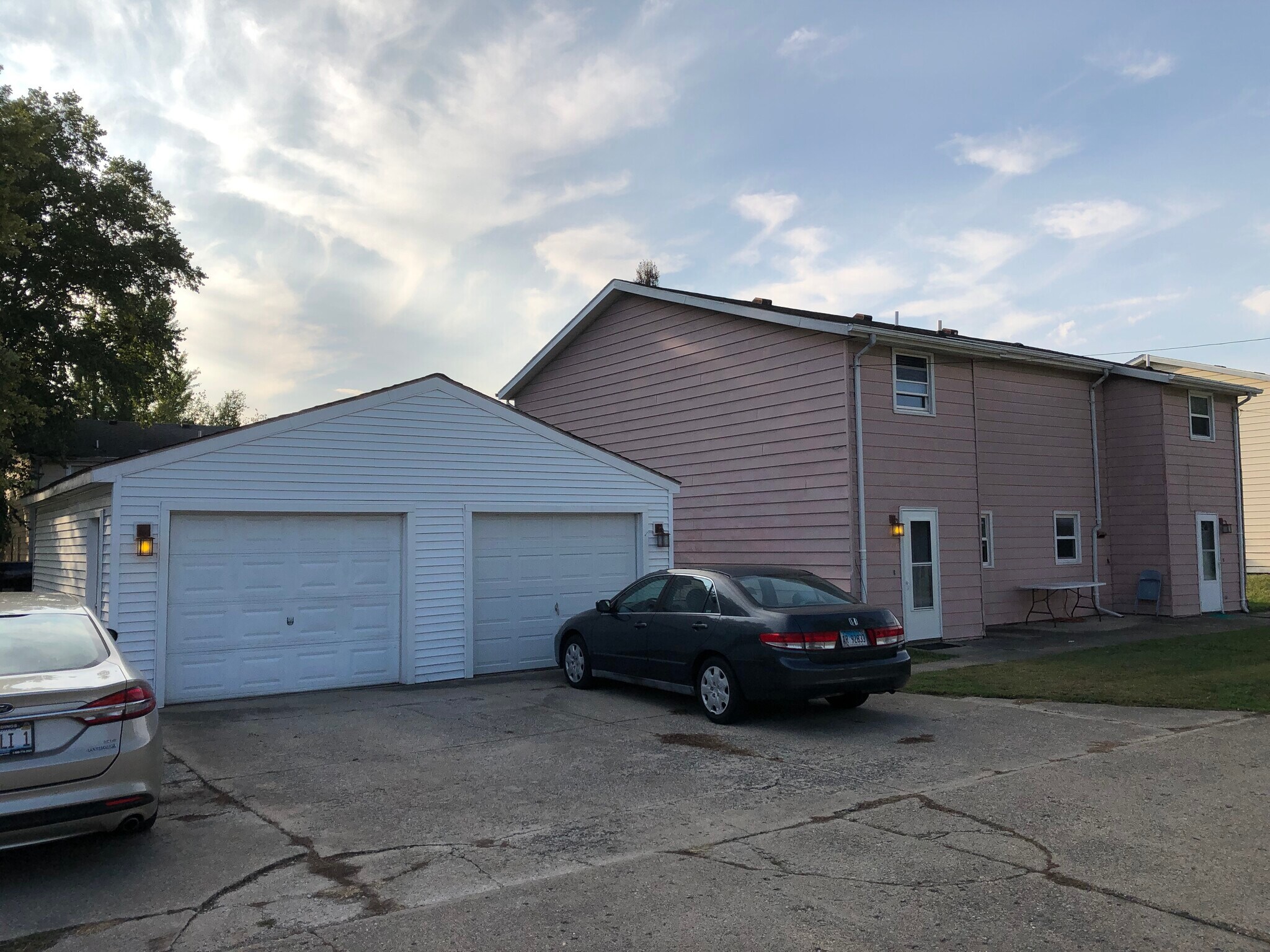 Building Photo - 806 Crescent Dr