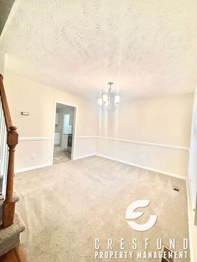 Building Photo - Comfort, Style, and Space - 15 MIN FROM FT...