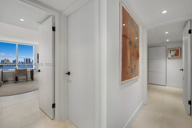Building Photo - 1800 Sunset Harbour Dr