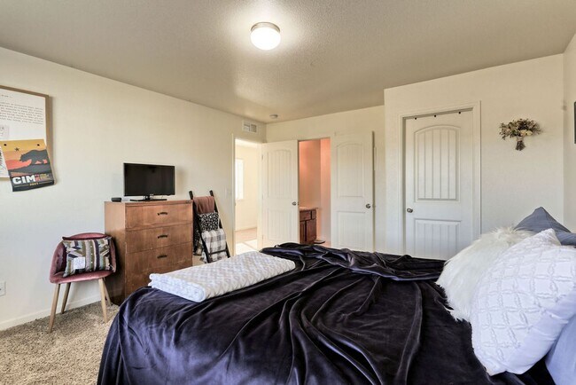 Building Photo - 3 Bedroom 2 1/2 Bath Townhome in Wellington