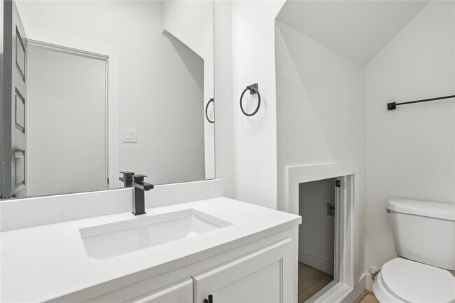 Building Photo - 712 Delano St