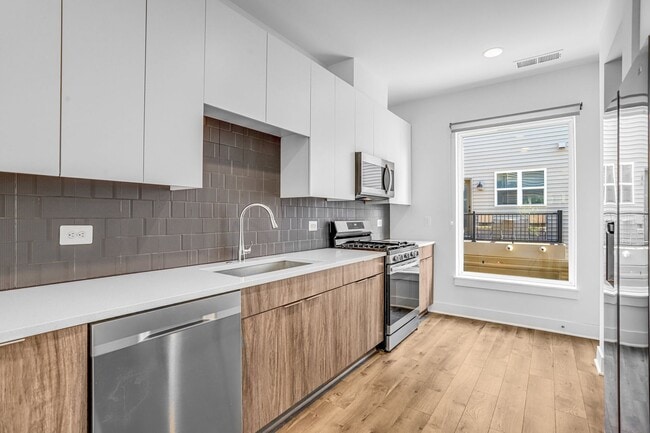 Building Photo - Spacious 4-level Home| 3 bedrooms + Garage parking!