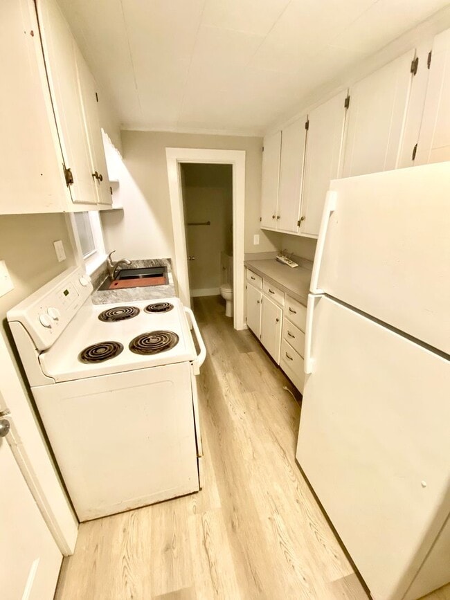 Building Photo - Spacious 1 Bedroom Townhouse in Yarmouth