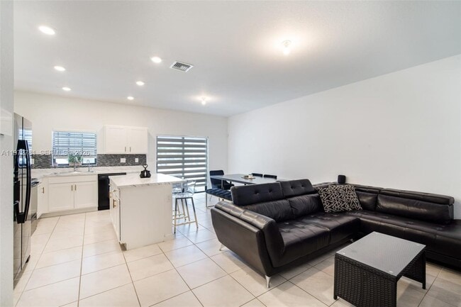 Building Photo - 1181 SW 7th Ct