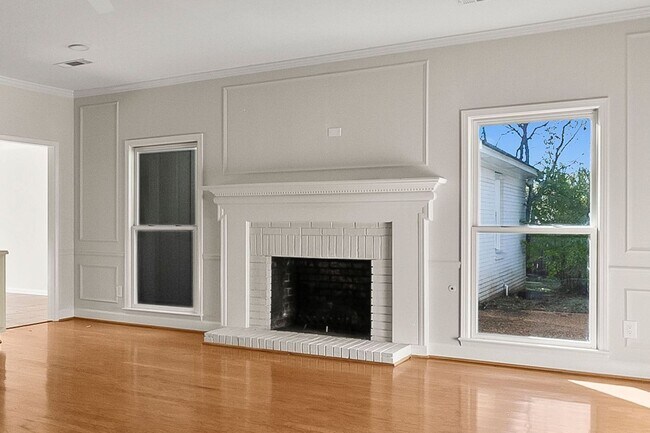 Building Photo - Beautiful 4 Bed 2.5 Bath Available Now!