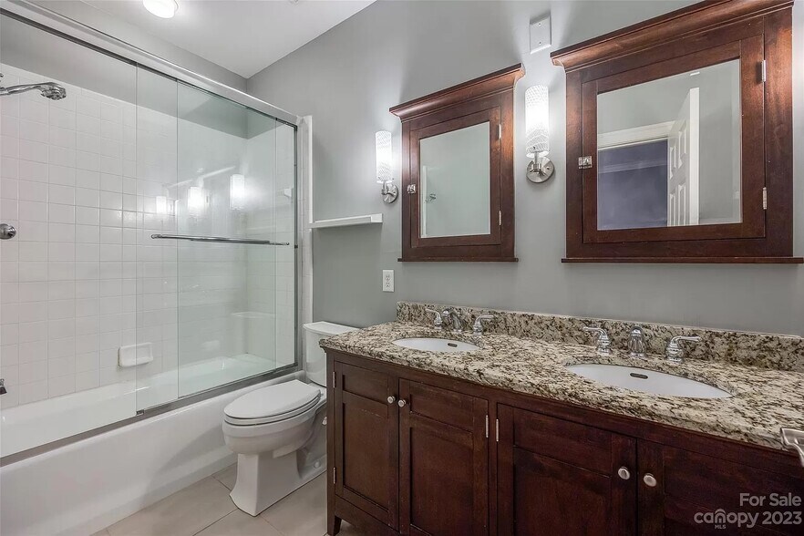 Building Photo - 127 N Tryon St