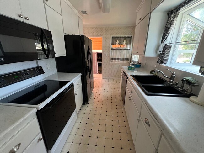 Building Photo - LOCATION LOCATION LOCATION!!! 5th & I St, Large House, 2Bdrm+Den+2 car Garage