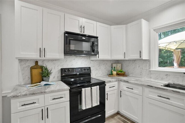 Building Photo - Beautifully Renovated 5-Bedroom, 4-Bath Home on Full Finished Basement!