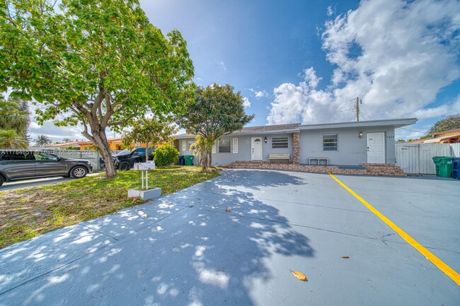 Building Photo - 7620 SW 21st St