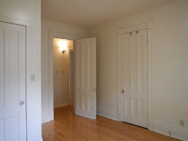 Building Photo - Newly Renovated 1st Floor Apartment with G...