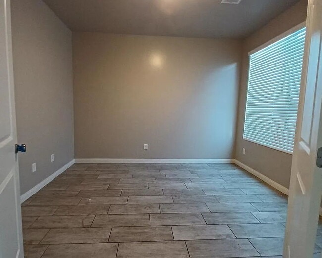 Building Photo - "Charming 3-Bed Oasis with 2 Baths & 1749 Sq Ft of Comfort in Bakersfield!"