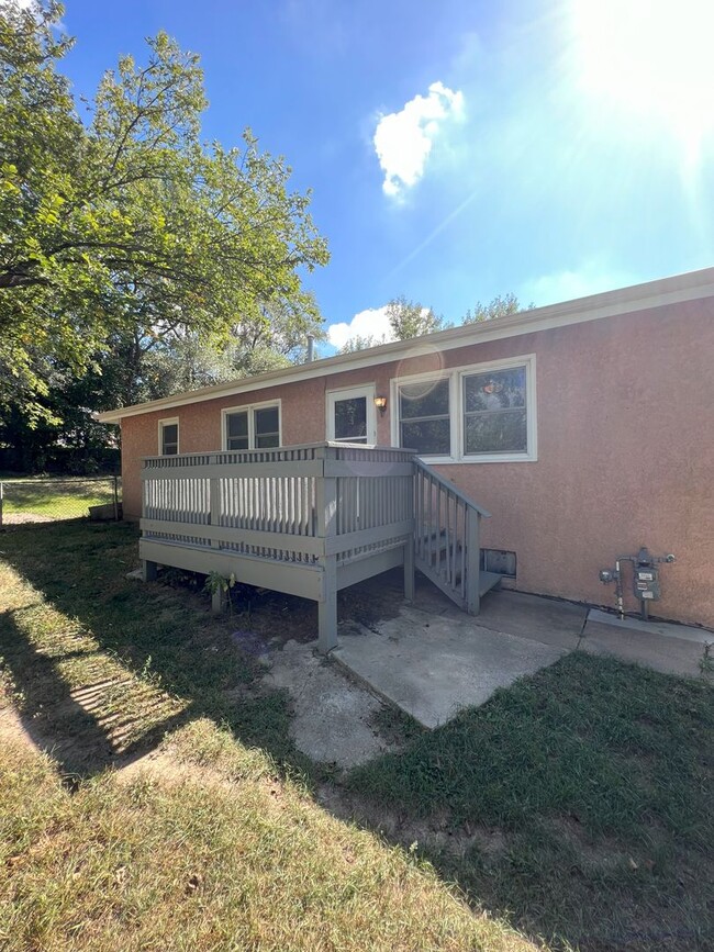 Building Photo - Bright & Spacious 3-Bedroom Duplex Unit on Large Corner Lot with Wood Floors & Garage!