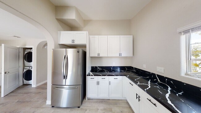 Building Photo - Newly Renovated! 4BD + Attached Studio (Le...