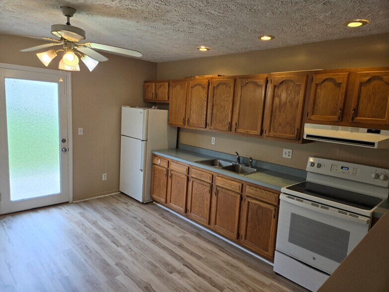 Building Photo - 145 Orchard View Ln