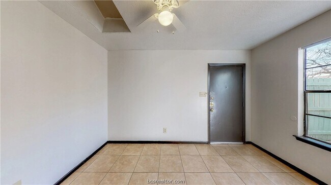 Building Photo - 725 Peppertree Dr
